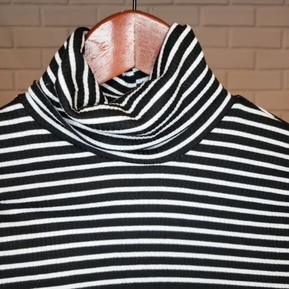 UltraFlirt Rib-Knit Black/White Stripe Tun… - Picture 4 of 8